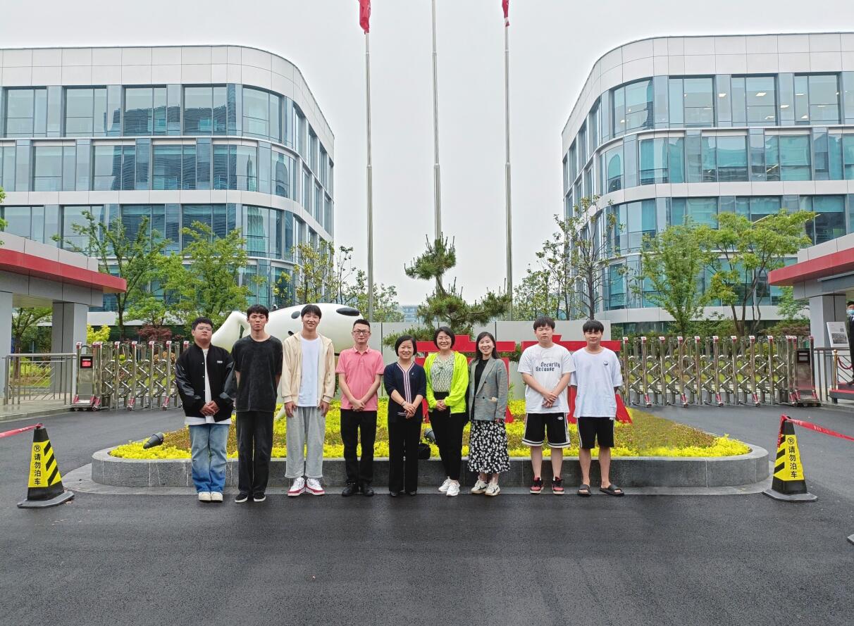 访企调研产教融合 师生共话协同育人——开云(中国)官方网站党委委员、纪委书记黄慧带队赴京东企业调研并与实习学生座谈交流